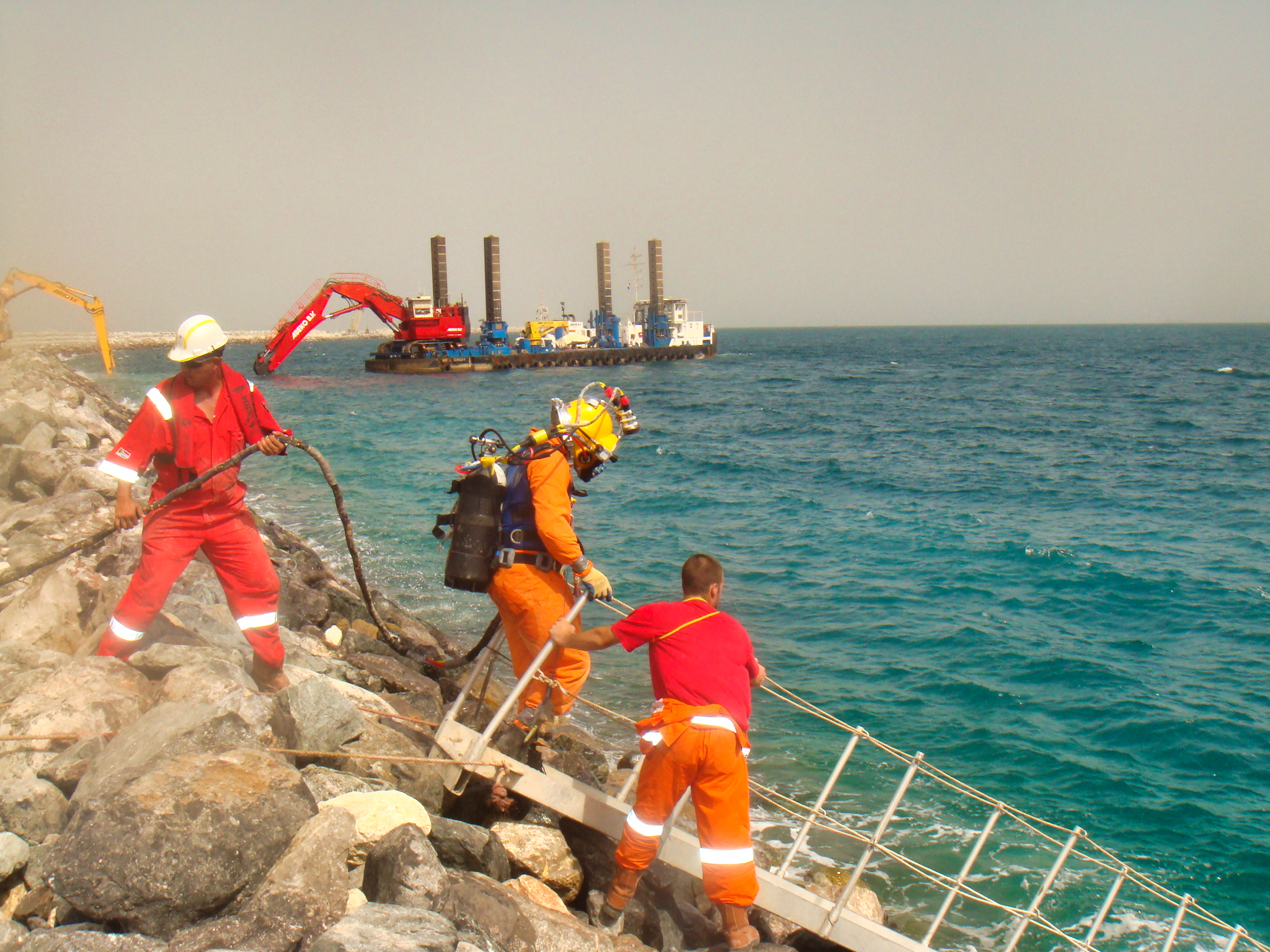 Plongeur se préparant à poser des blocs artificiels sous l’eau sur le chantier de Ras Laffan.