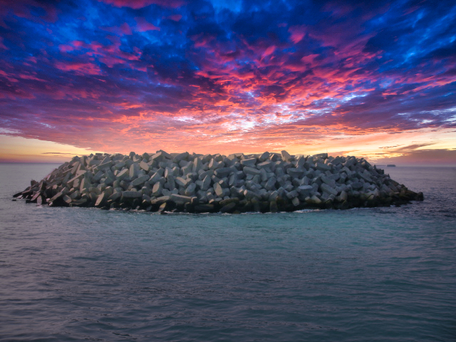 Vue du musoir achevé de la digue de Ras Laffan montrant la carapace en blocs artificiels.