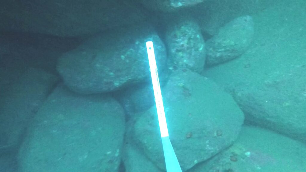 Sous-couche constituée d’enrochements arrondis et de faible calibre, générant une instabilité des blocs de carapace monocouche après la pose.