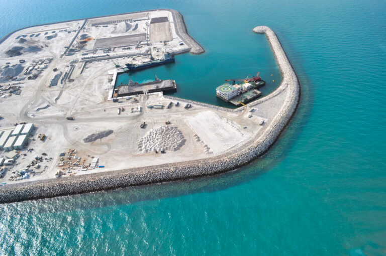 Vue aérienne d’Upper Zakum Middle Island montrant les infrastructures offshore et les zones de travaux côtiers.