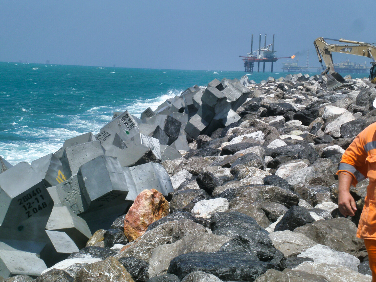 Travaux de construction sur Upper Zakum Middle Island certifiés par CLAS, montrant la mise en œuvre des blocs artificiels.