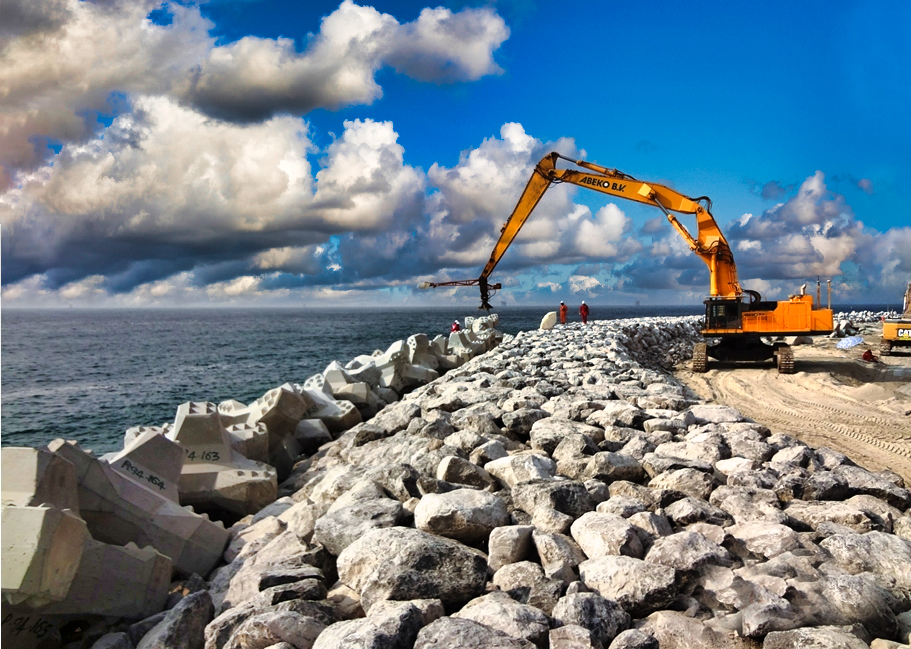 Travaux de construction de la carapace en blocs artificiels sur Upper Zakum North Island.