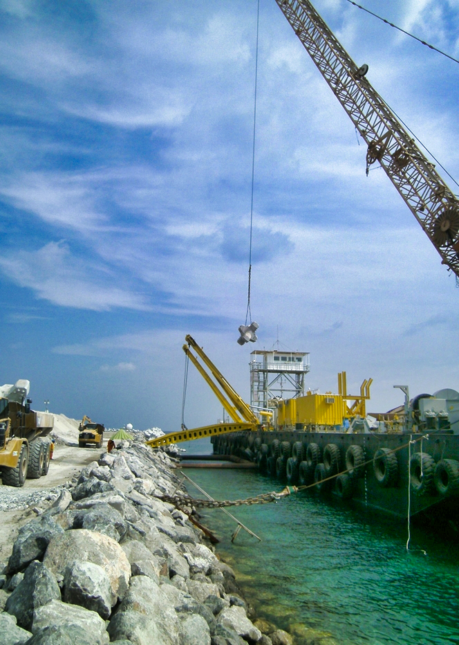Déchargement des blocs artificiels sur Upper Zakum North Island pour les travaux de construction de la carapace.