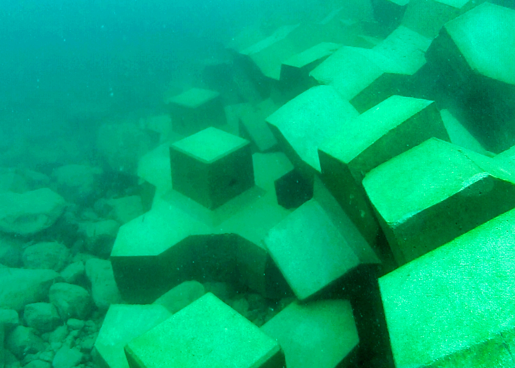 Vue sous-marine des unités de base artificielles sur Upper Zakum South Island certifiées par CLAS.