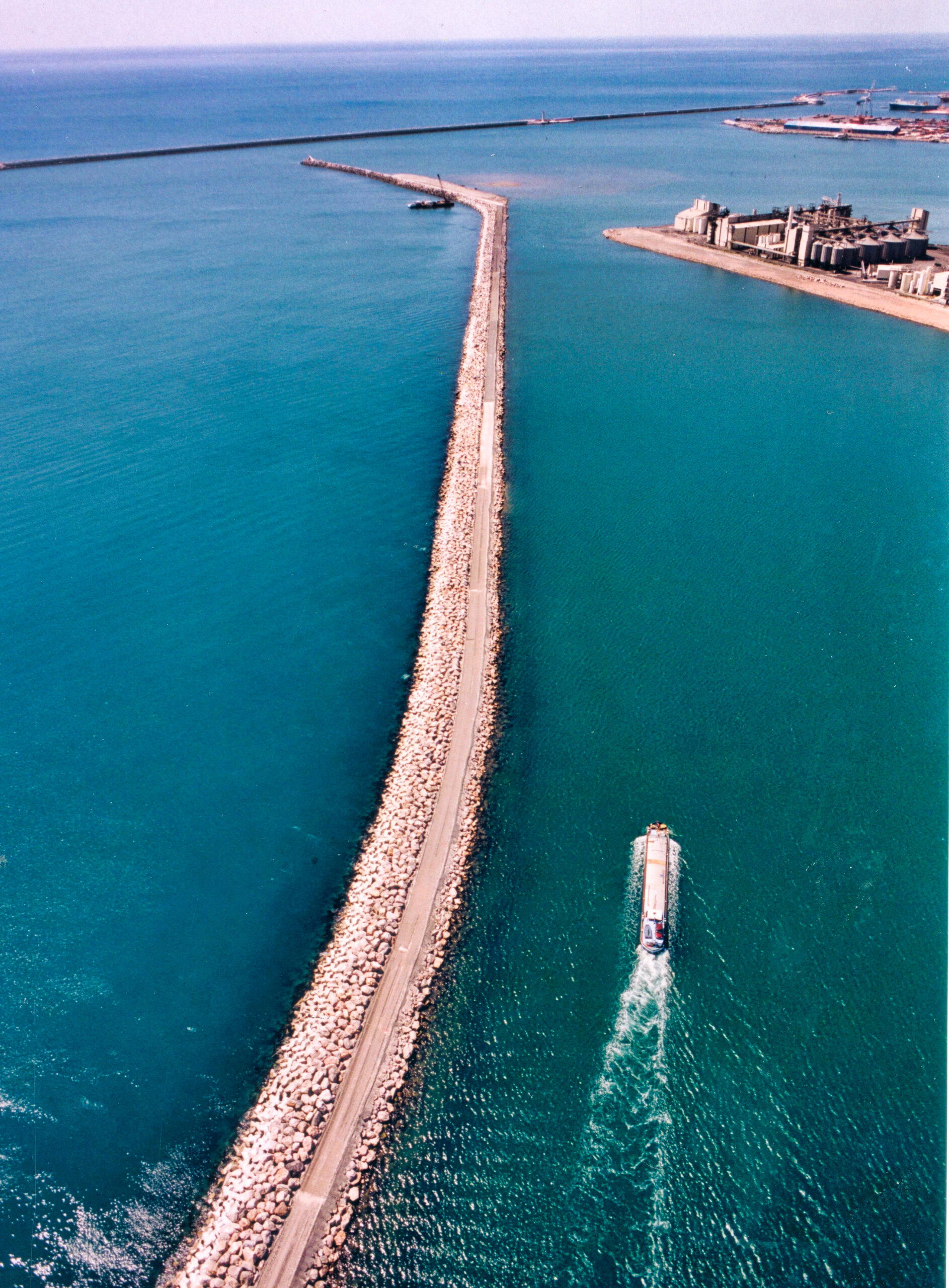 ue aérienne de la digue ZIFMAR expertisée par les spécialistes de CLAS.