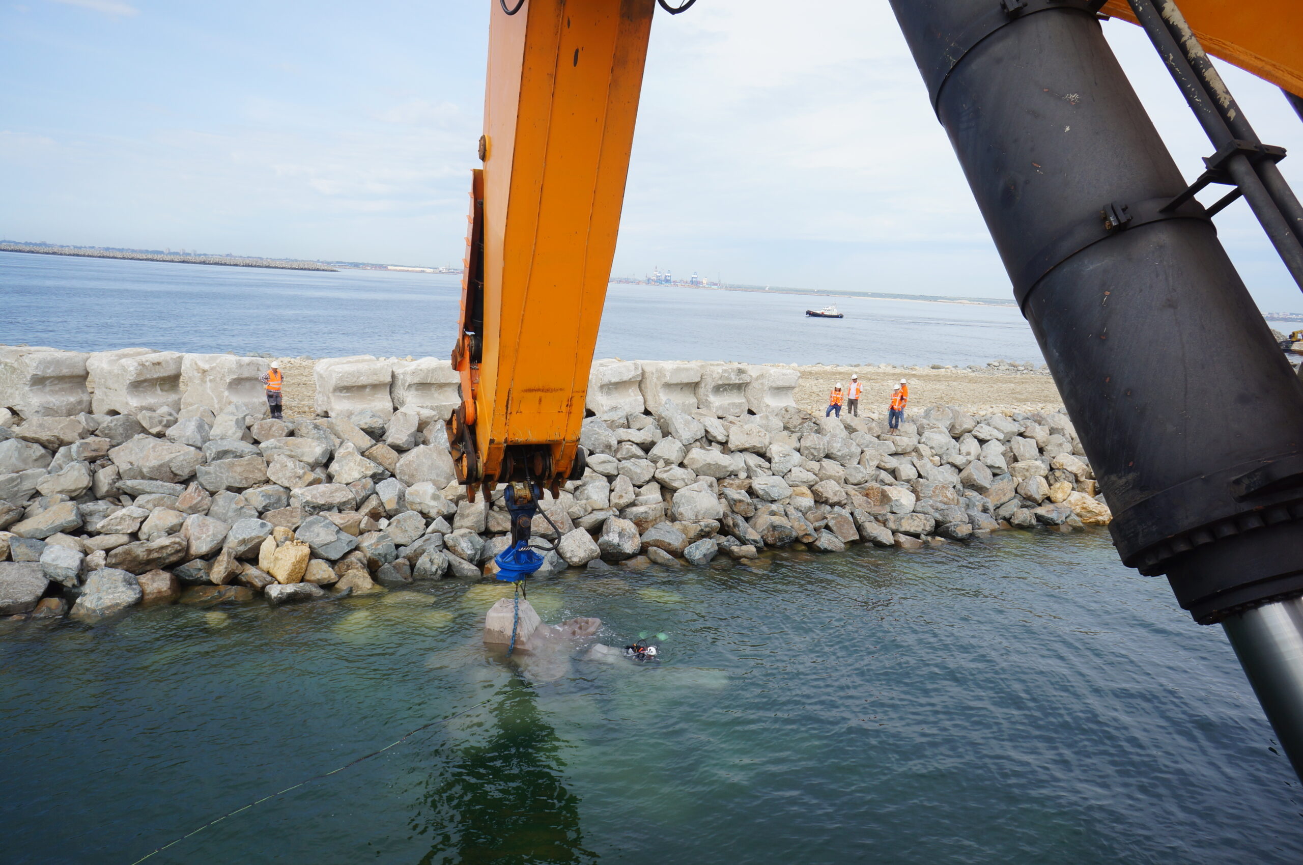 Pose de blocs artificiels en béton sur une digue portuaire à Constanța, Roumanie