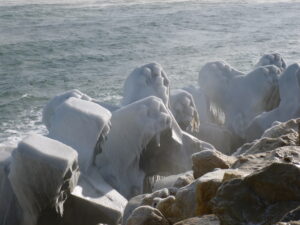 ACCROPODE™II recouverts de glace sur le talus d’une digue portuaire à Constanța, Roumanie