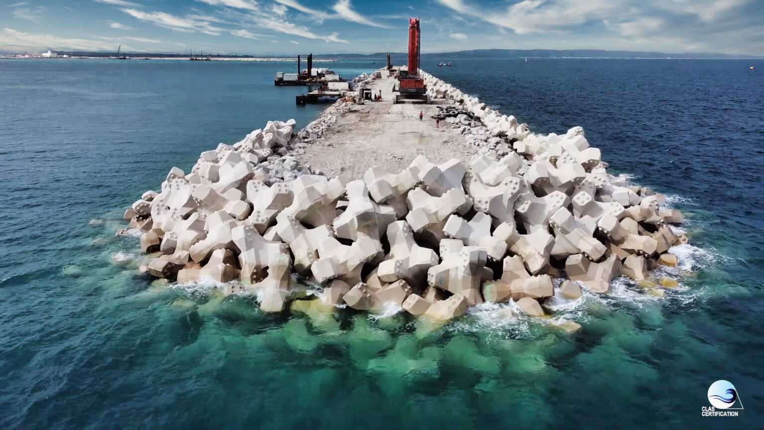 Vue aérienne par drone du musoir de la digue offshore du port de Port-La-Nouvelle, France