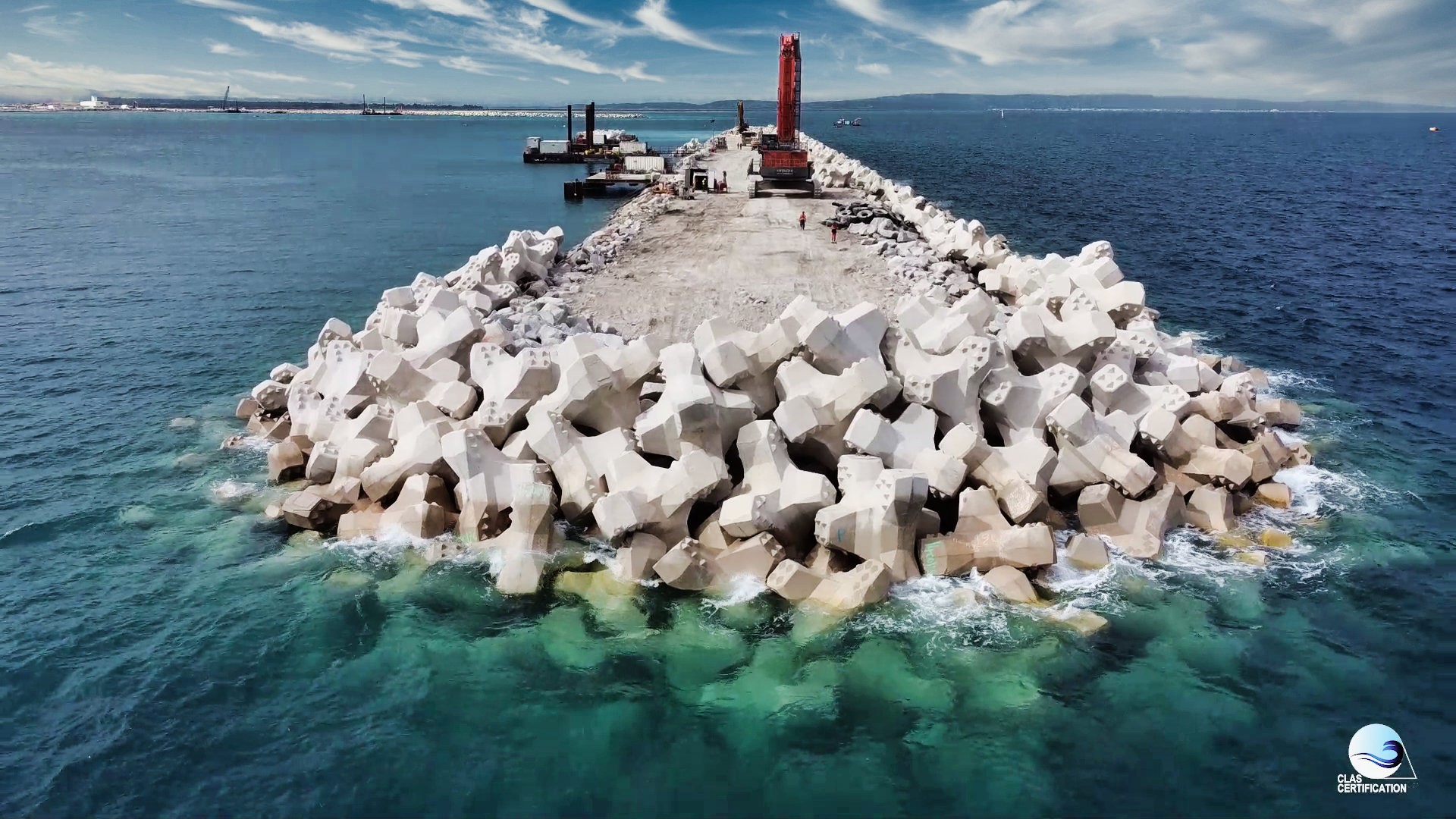 Vue aérienne par drone du musoir de la digue offshore du port de Port-La-Nouvelle, France