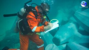Inspection sous-marine de la pose des blocs CORELOC par un plongeur inspecteur CLAS.