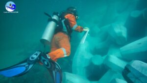 Inspection sous-marine des blocs CORELOC par un plongeur inspecteur CLAS lors de la certification d'une digue maritime.