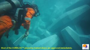 Inspection sous-marine d'une carapace en blocs CORELOC par un plongeur inspecteur CLAS.