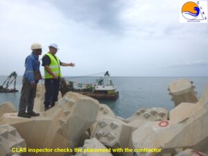 Contrôle de la pose des blocs ACCROPODE™ II par un expert CLAS avec l'entreprise de construction. à KUANTAN (Malaisie)