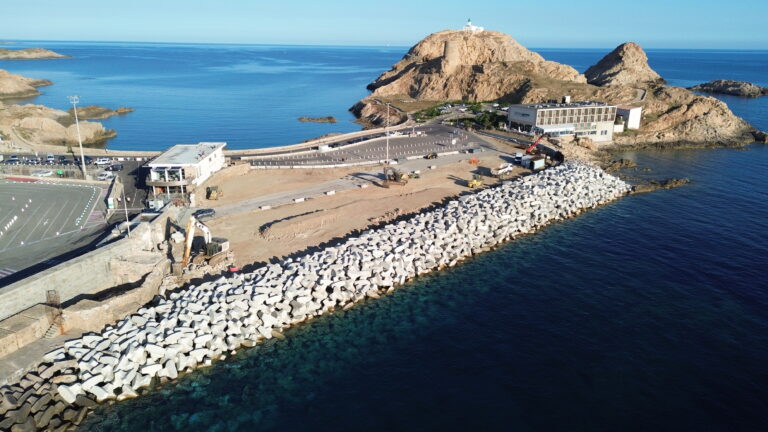 Vista aérea do quebra-mar da Ilha Rousse após a conclusão das obras com blocos BS1 sob supervisão técnica da CLAS.