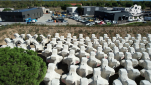 Blocs BS2 stockés avant leur pose sur la carapace de la digue d’Argelès