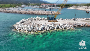 Construction de la carapace monocouche en blocs BS2 sur la digue d’Argelès