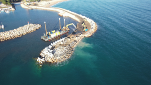 Vue aérienne du chantier pendant la construction de la digue d’Argelès