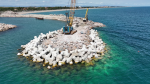 Avancement de la construction du musoir en blocs BS2 sur la digue d’Argelès