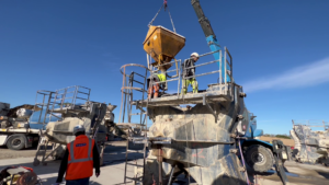 Coulage du béton dans les moules des blocs BS2 destinés à la digue d’Argelès