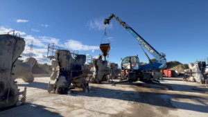 Coulage du béton dans les moules de fabrication des blocs BS2 à Argelès