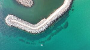Vue aérienne de la digue d’Argelès achevée avec sa carapace en blocs BS2