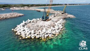 Pose progressive des blocs BS2 constituant la carapace monocouche de la digue d’Argelès