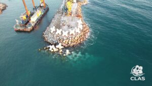 Vue par drone du début de la pose des blocs BS2 dans le musoir de la digue d’Argelès