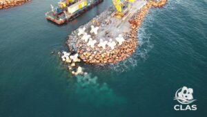 Début de la pose des blocs BS2 dans le musoir de la digue d’Argelès