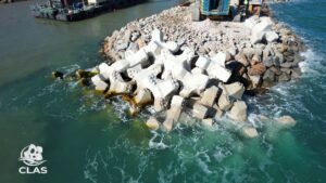 Mise en place des blocs BS2 dans le musoir de la digue d’Argelès par le groupement d’entreprises