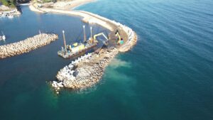 Vue aérienne de la digue d’Argelès en cours de construction avec des blocs BS2