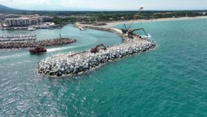 Vue par drone du chantier de construction de la digue d’Argelès