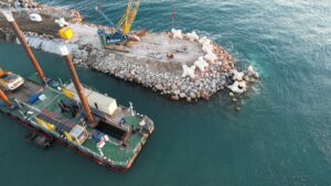 Vue par drone de la construction du musoir en blocs BS2 de la digue d’Argelès