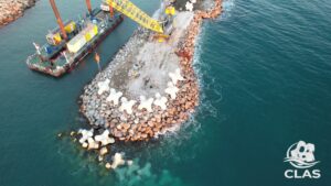 Vue par drone de l’avancement de la construction de la digue d’Argelès