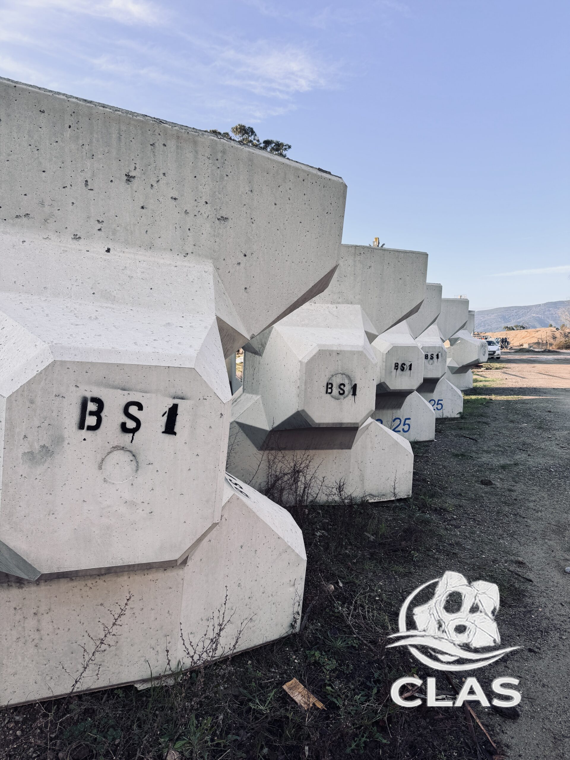 Blocs BS1 stockés avant leur pose sur la digue de L’Île-Rousse