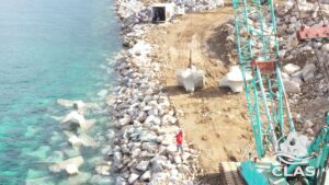 Pose à la grue des blocs BS1 sur la digue de L’Île-Rousse avec une densité obtenue de 103,5 %