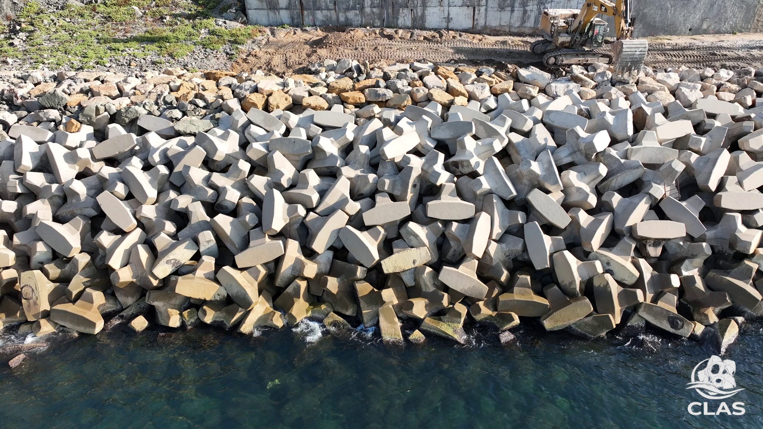 Carapace reconstruite avec des blocs ACCROPODE™ récupérés et complétée avec des BS1