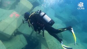 Plongeur CLAS filmant la carapace ACCROPODE™II de la digue de Bastia pour sa certification