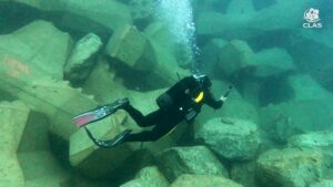 Plongeur CLAS inspectant la butée de pied de la carapace en ACCROPODE™II à Bastia