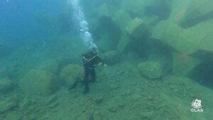Plongeur CLAS inspectant la première rangée de blocs ACCROPODE™ de la digue de Bastia