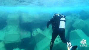Plongeur CLAS inspectant des ACCROPODE™ près de la surface dans la zone aveugle des sonars à Bastia