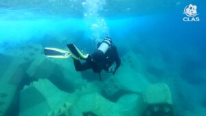 Plongeur CLAS inspectant la carapace en blocs ACCROPODE™ II de la digue de Bastia