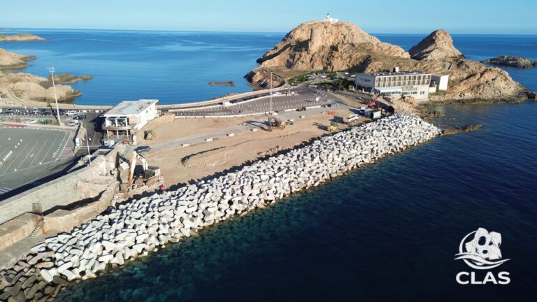 Vue aérienne de la digue en blocs BS1 achevée à L’Île-Rousse