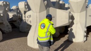 Inspecteur CLAS contrôlant le marquage d’identification des blocs BS2 avant leur pose à Argelès