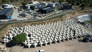 Vue aérienne des blocs BS2 stockés sur le chantier de la digue d’Argelès