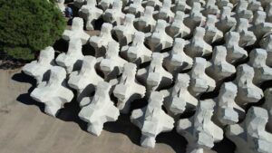 Vue drone de la zone de stockage des blocs BS2 destinés à la digue d’Argelès