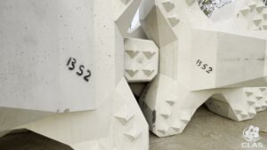 Vue des blocs BS2 entreposés dans la zone de stockage du chantier de la digue d’Argelès