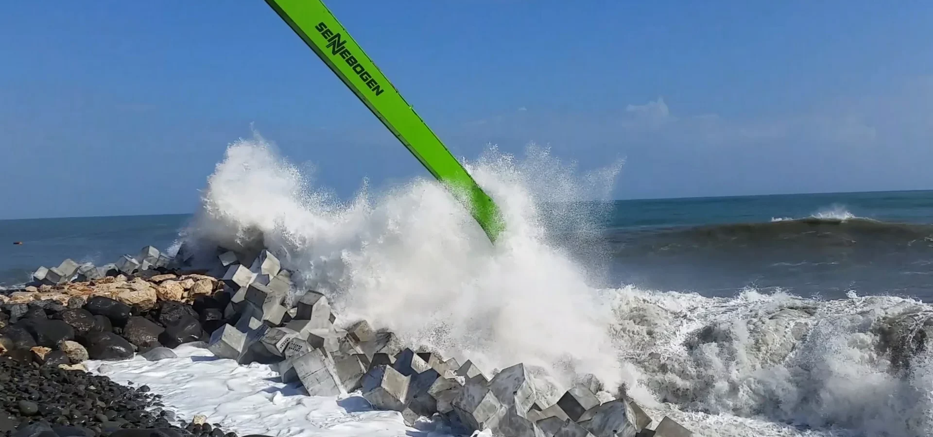 Pose en urgence de blocs X-Bloc® sur la digue de Puerto Moín pendant une tempête